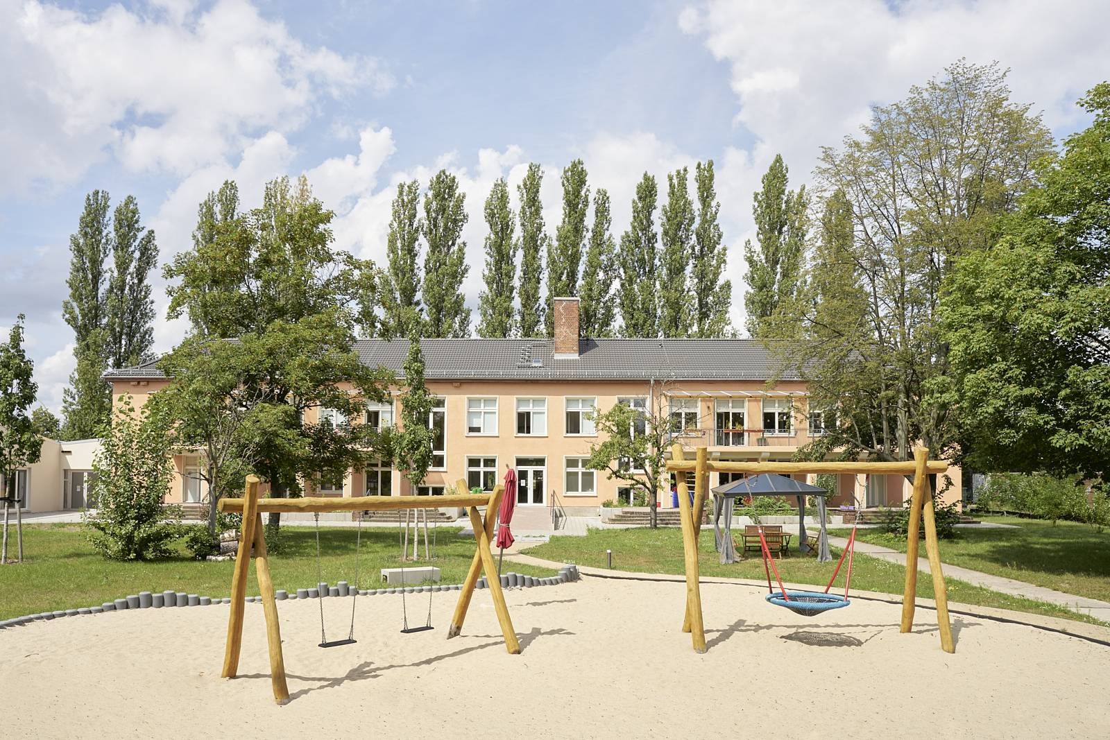 Garten und Bestandsgebäude