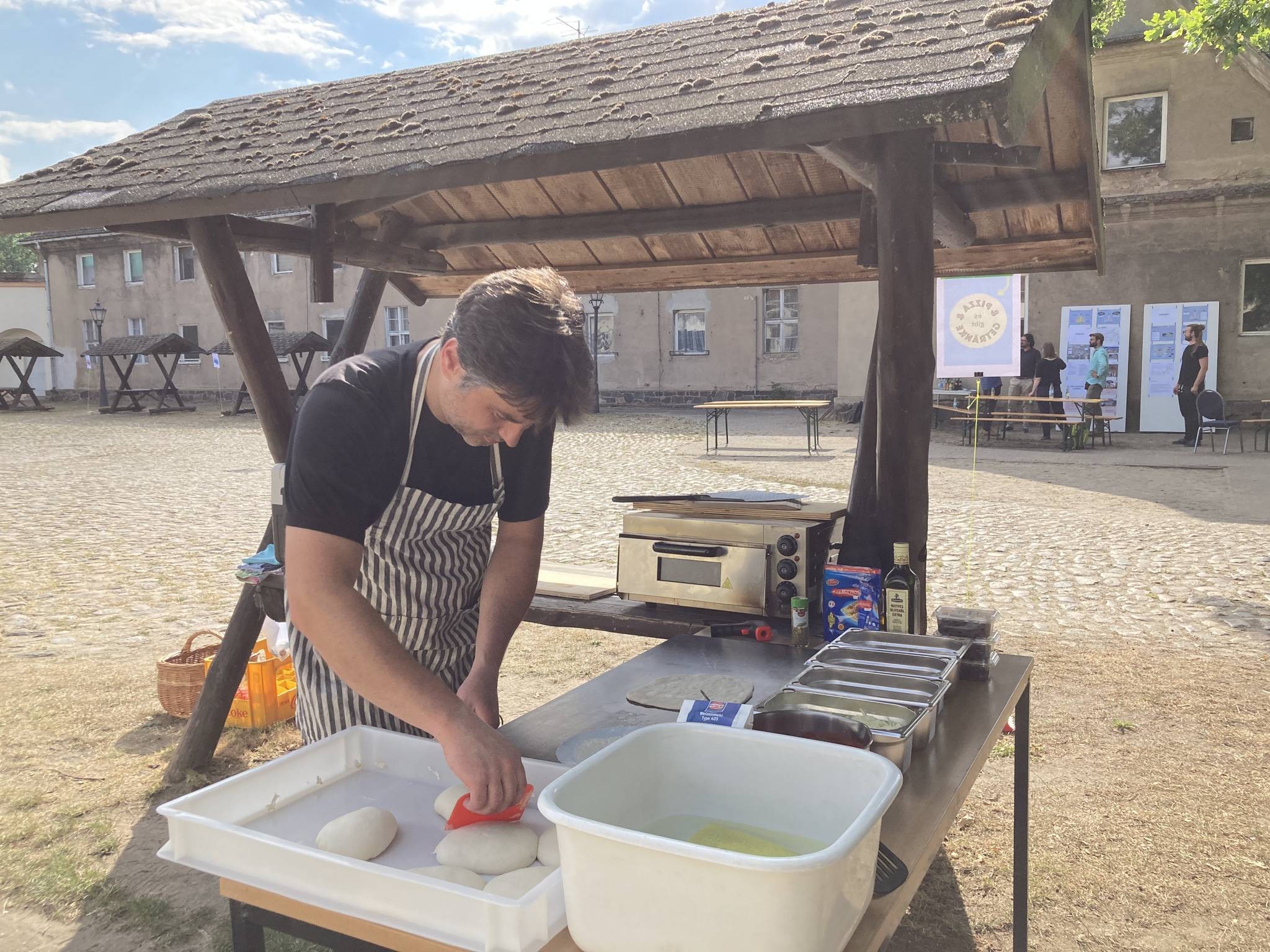 Gemeinsames Kochen während der Werkstatt