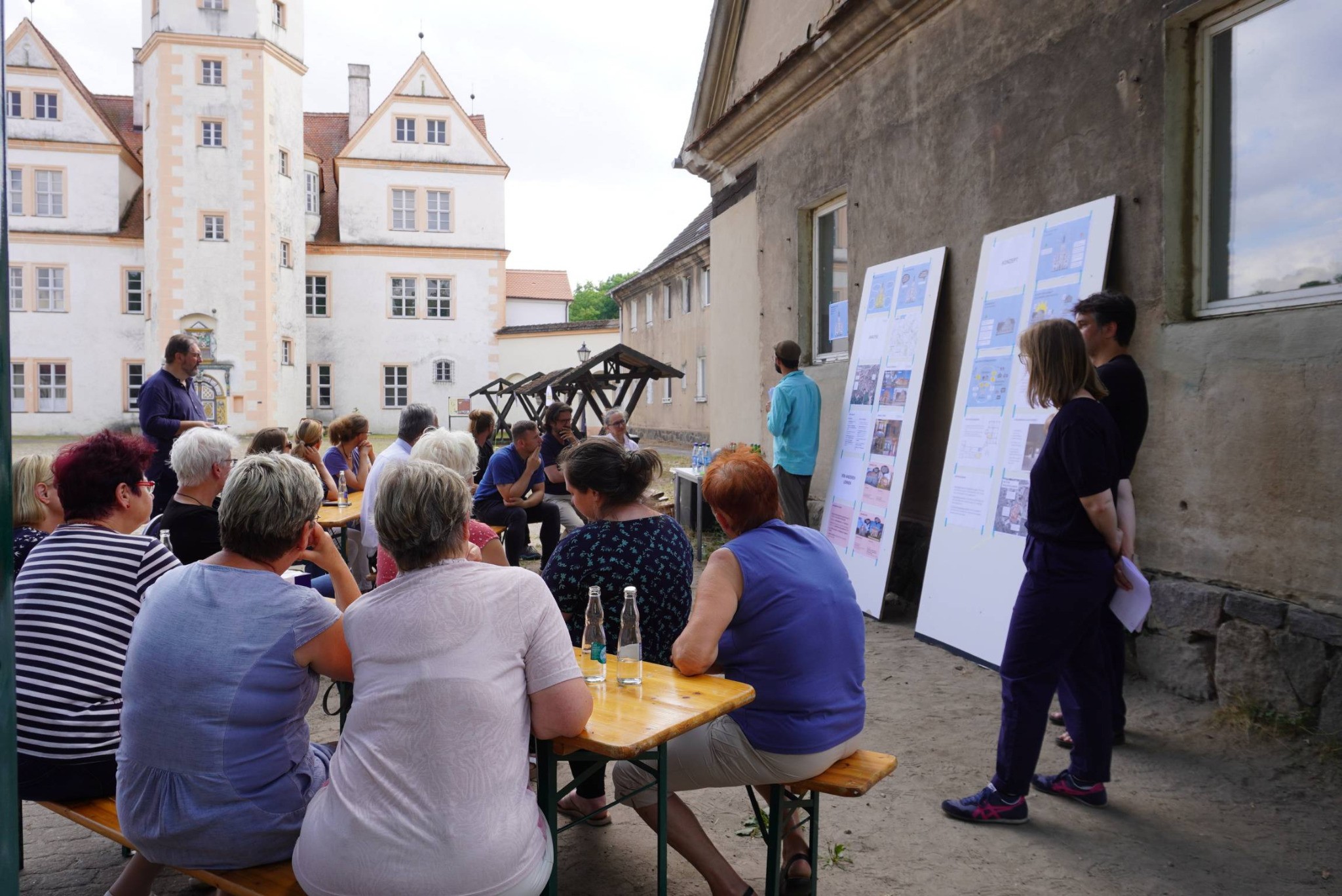 Zukunftswerkstatt vor Schloss Demerthin