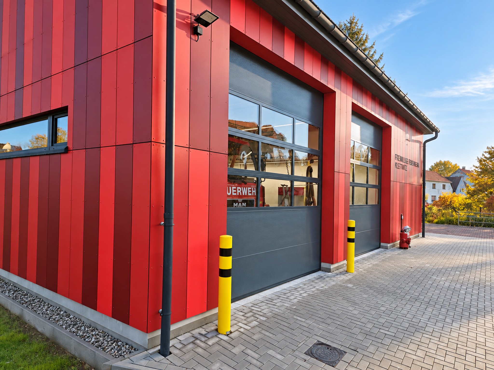 Fahrzeughalle und Vorplatz
