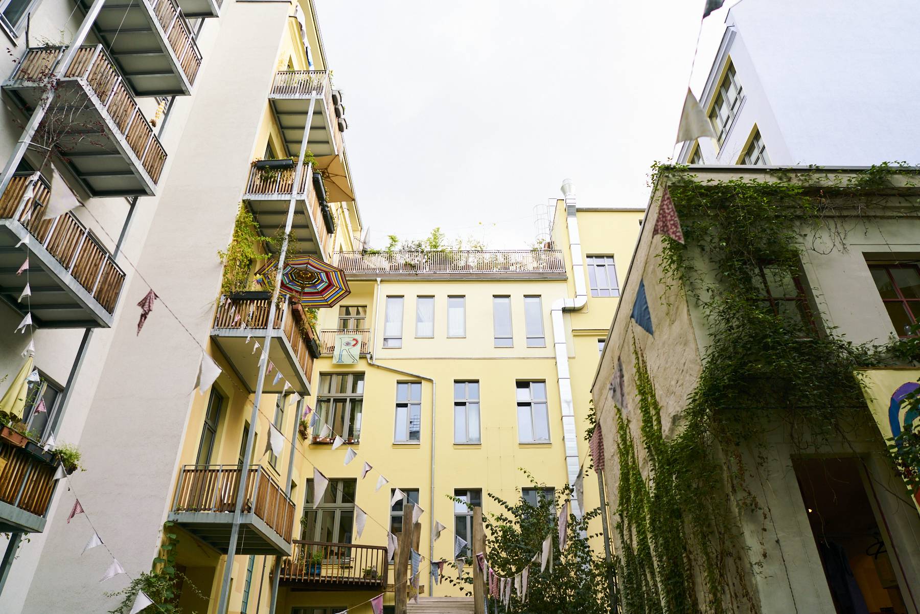 Forum Kreuzberg / Hof / Balkone und Begrünung