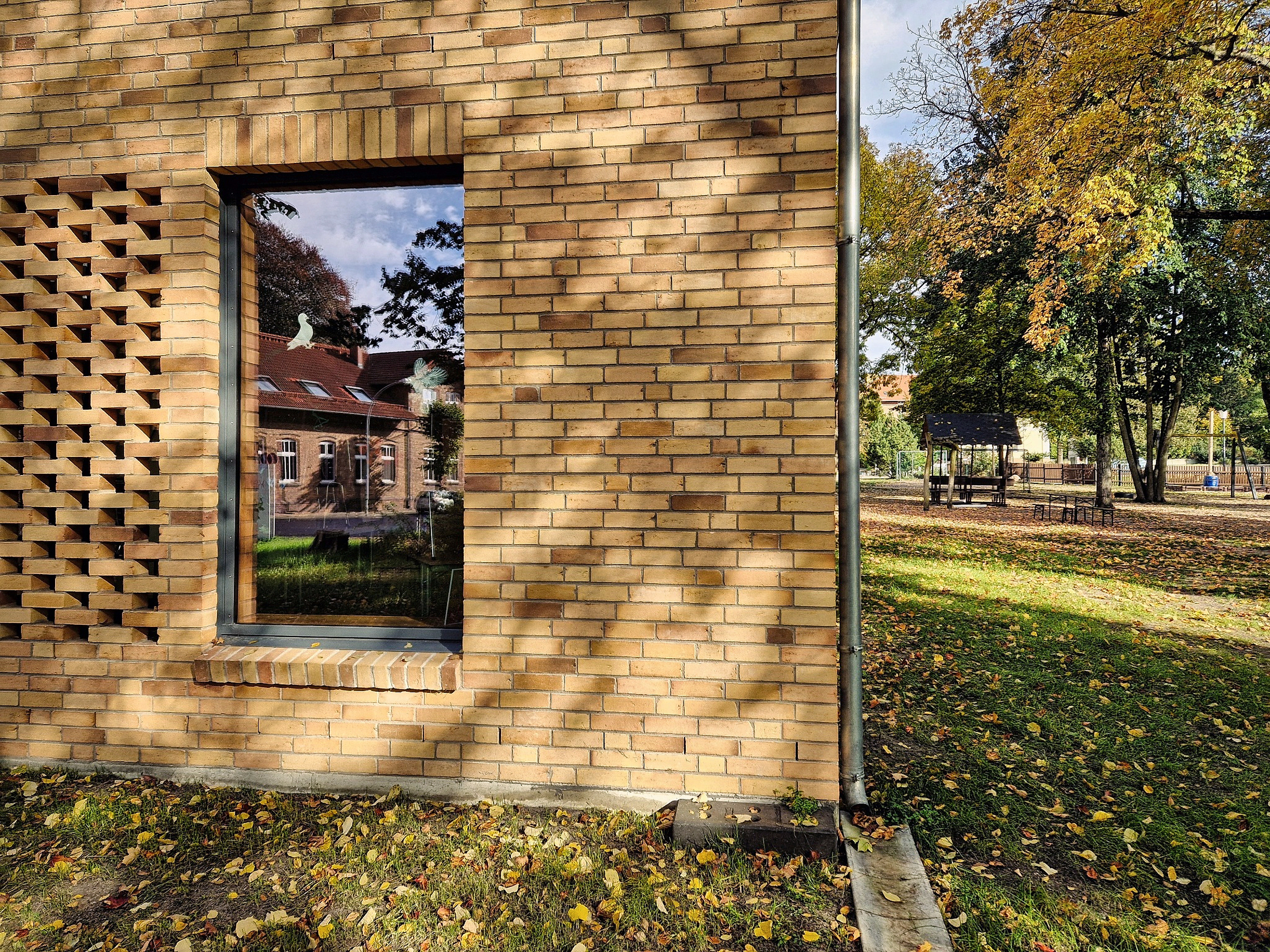 Kita Glassternchen / Klinkerfassade und Holzfenster