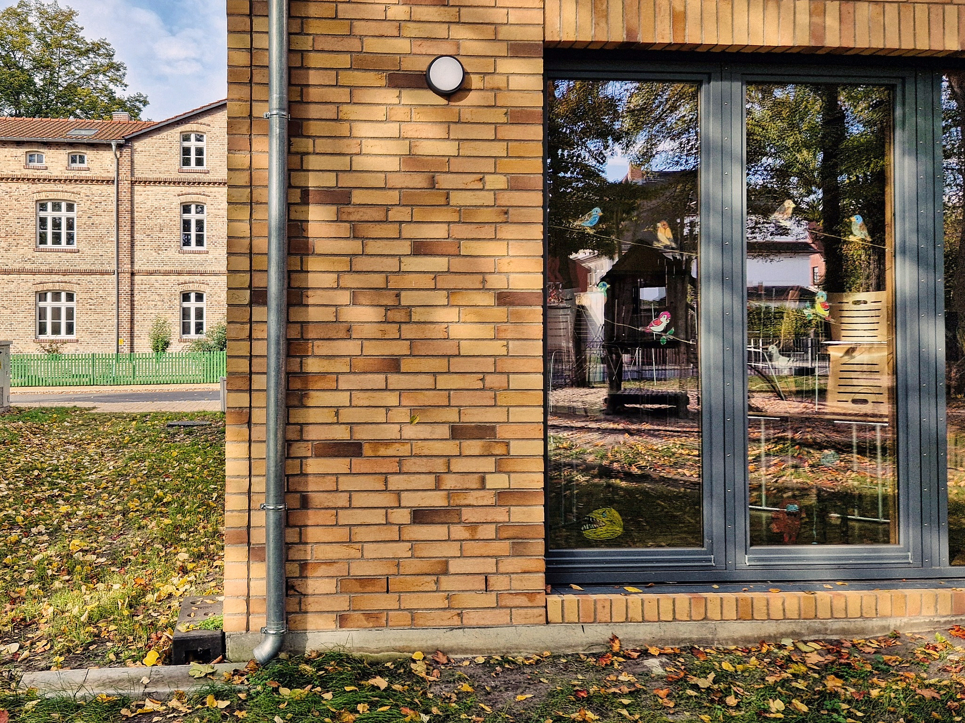 Kita Glassternchen / Holzfenster im Klinkermauerwerk