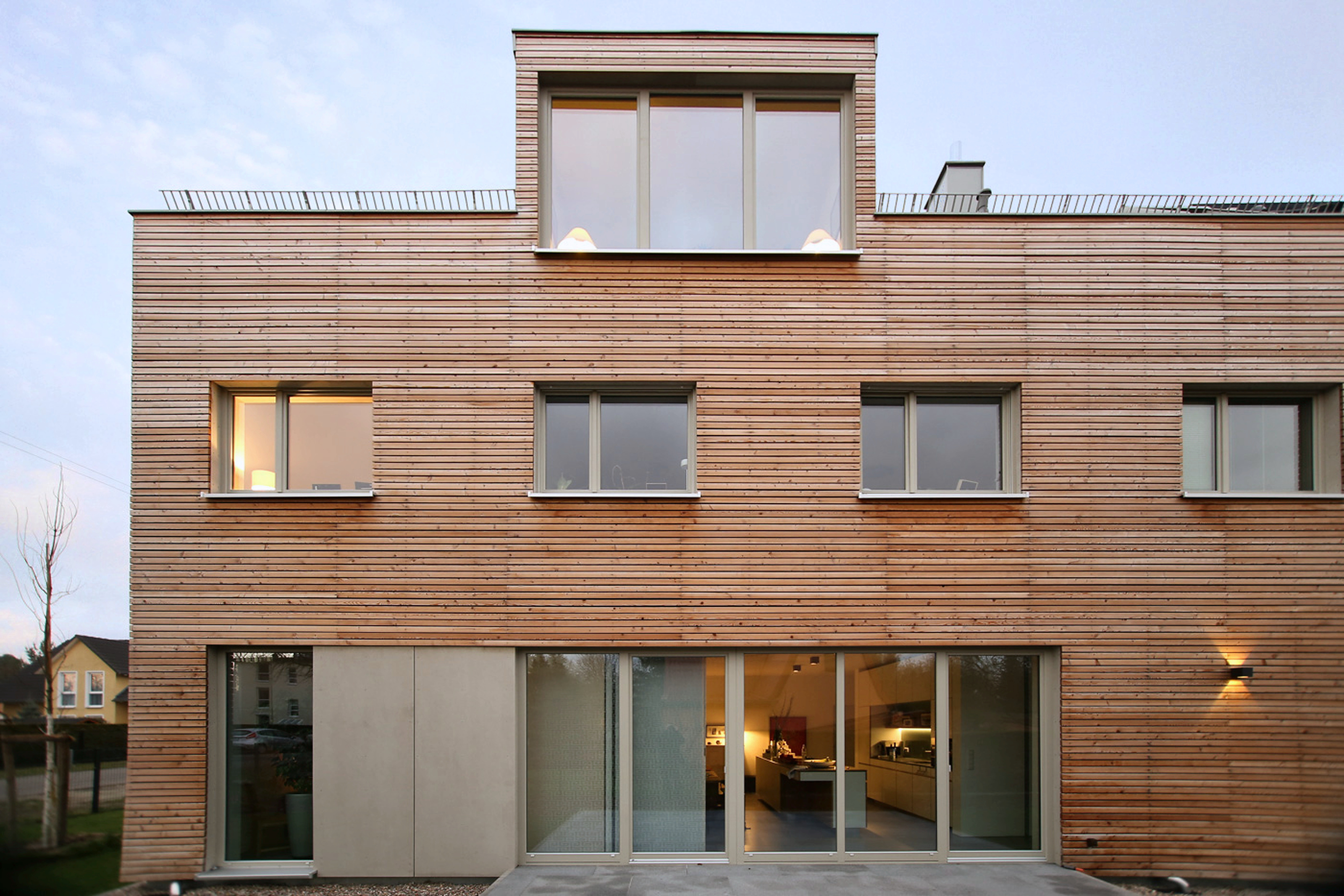 Gartenfassade / Holz und große Fensteröffnungen