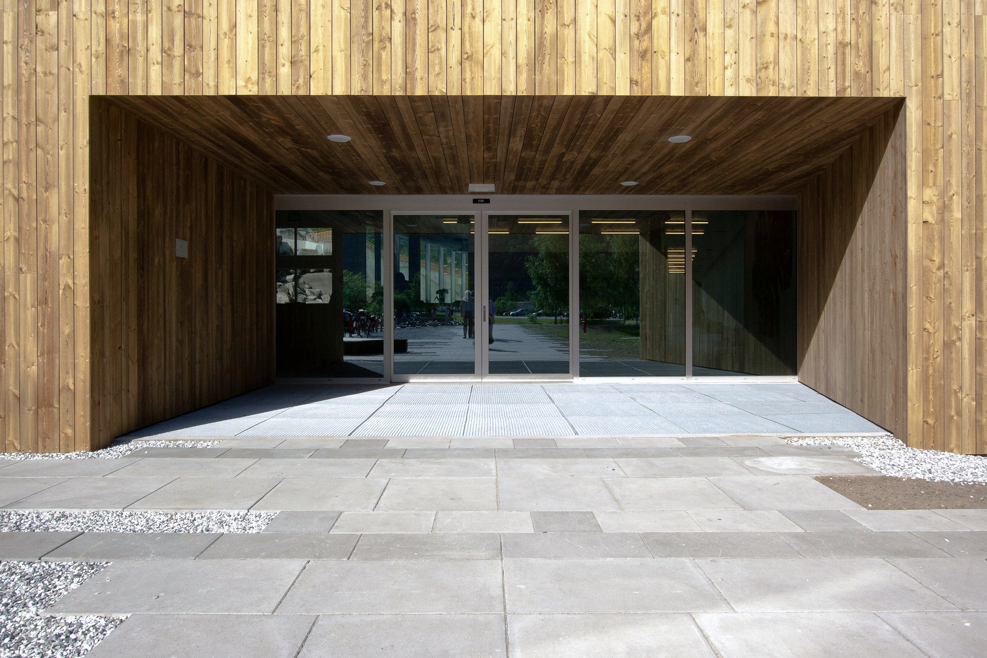 Der in die Holzfassade eingeschnittene Haupteingang.