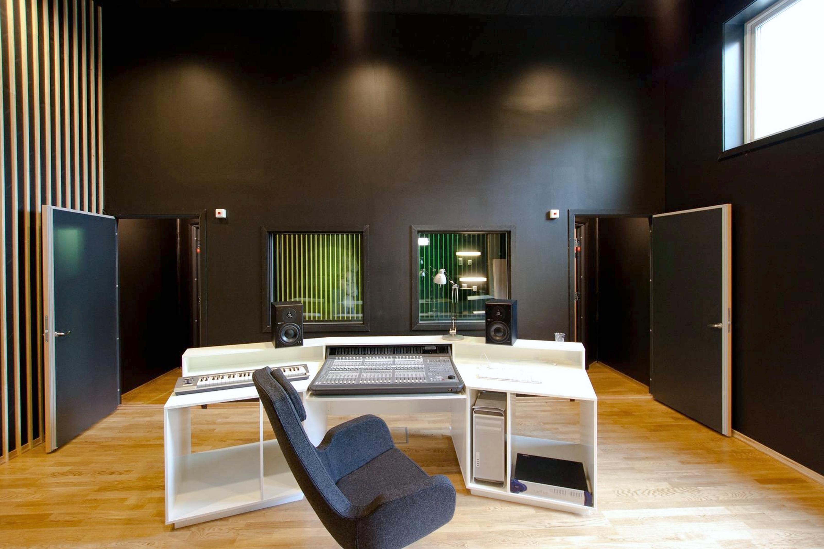 Blick über den Arbeitsplatz zu den angrenzenden Studiobereichen