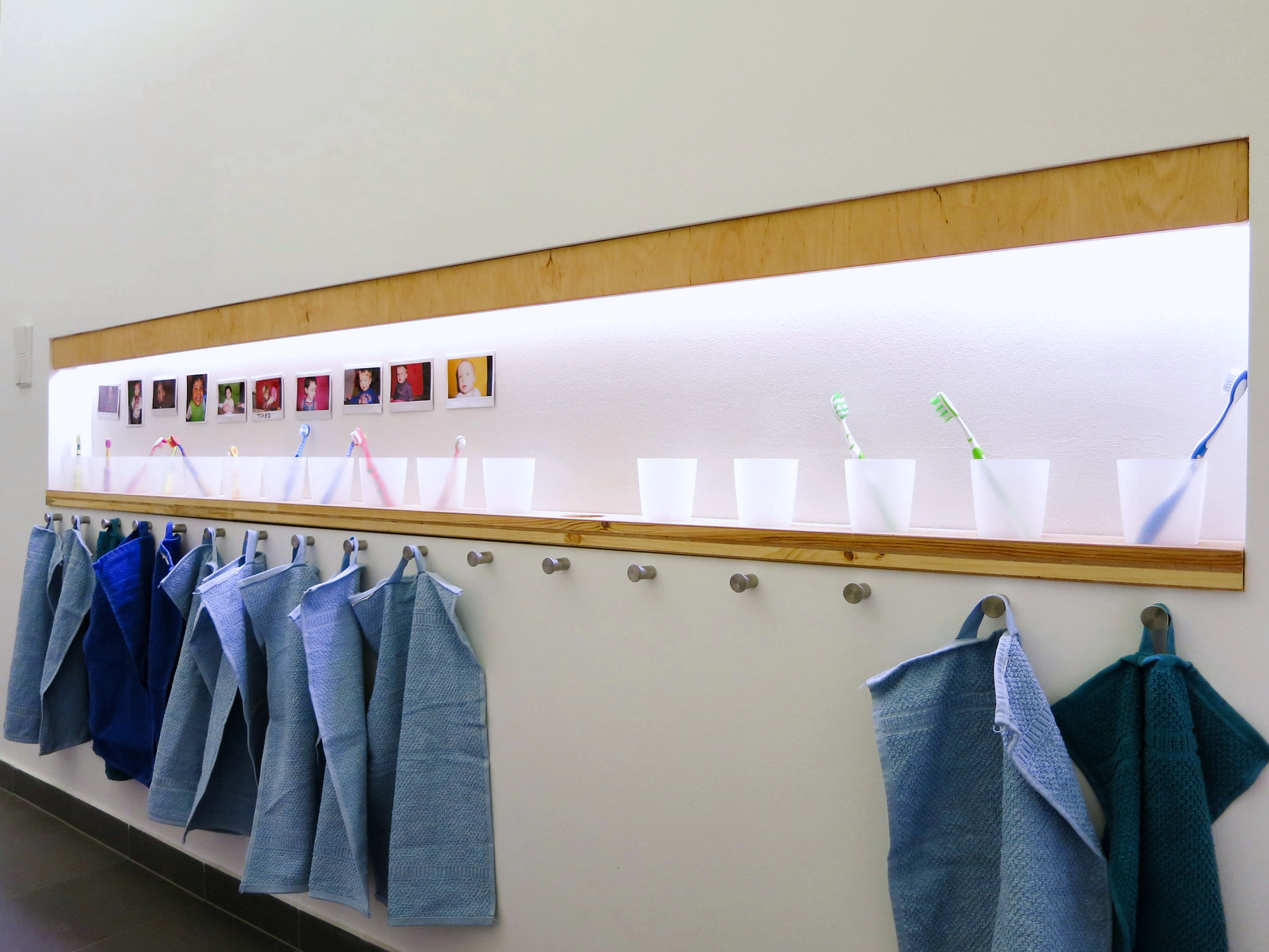 Garderobe mit durchgehendem Spiegelband.