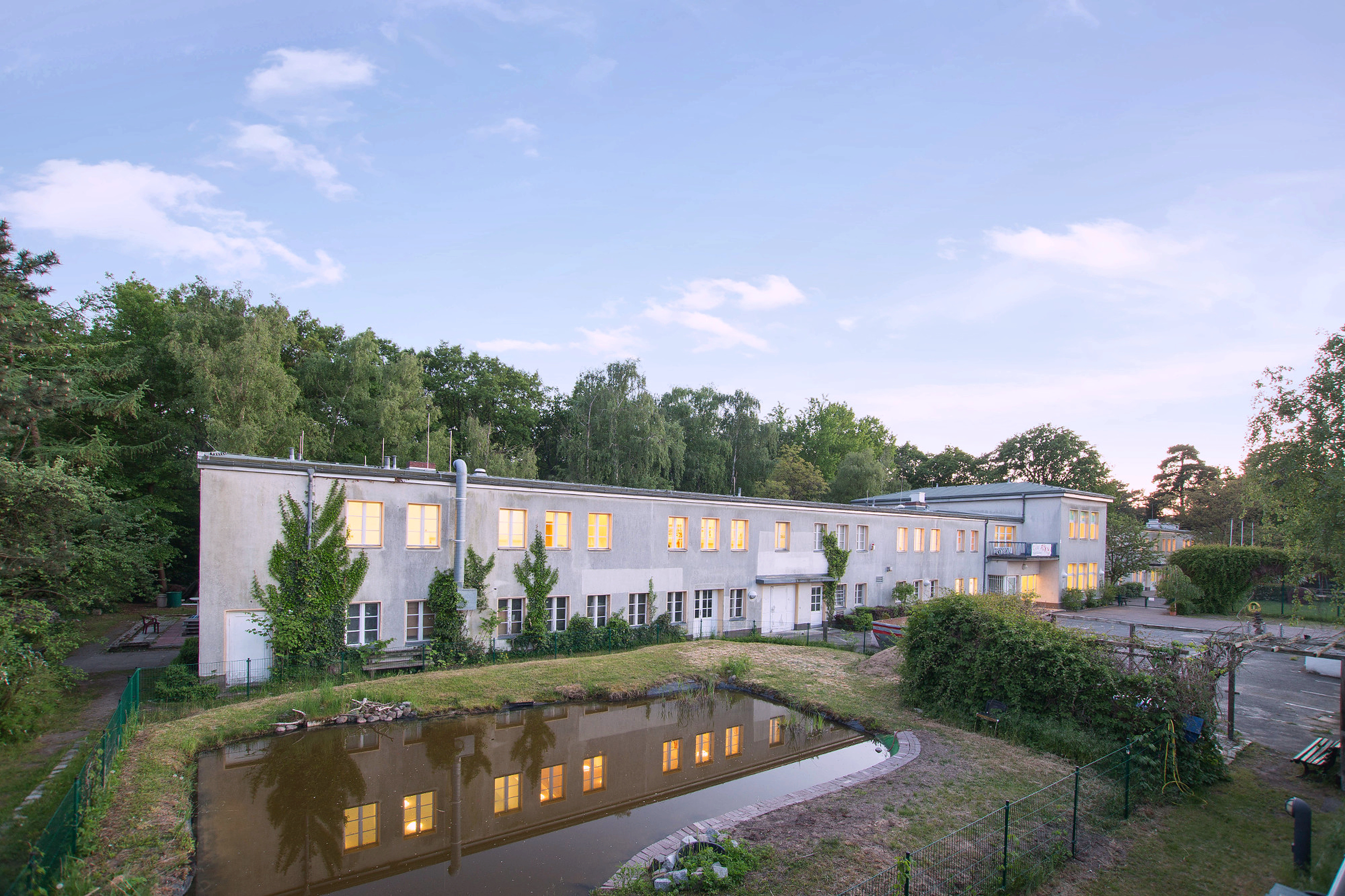 Kita Waldräuber im grünen Umfeld