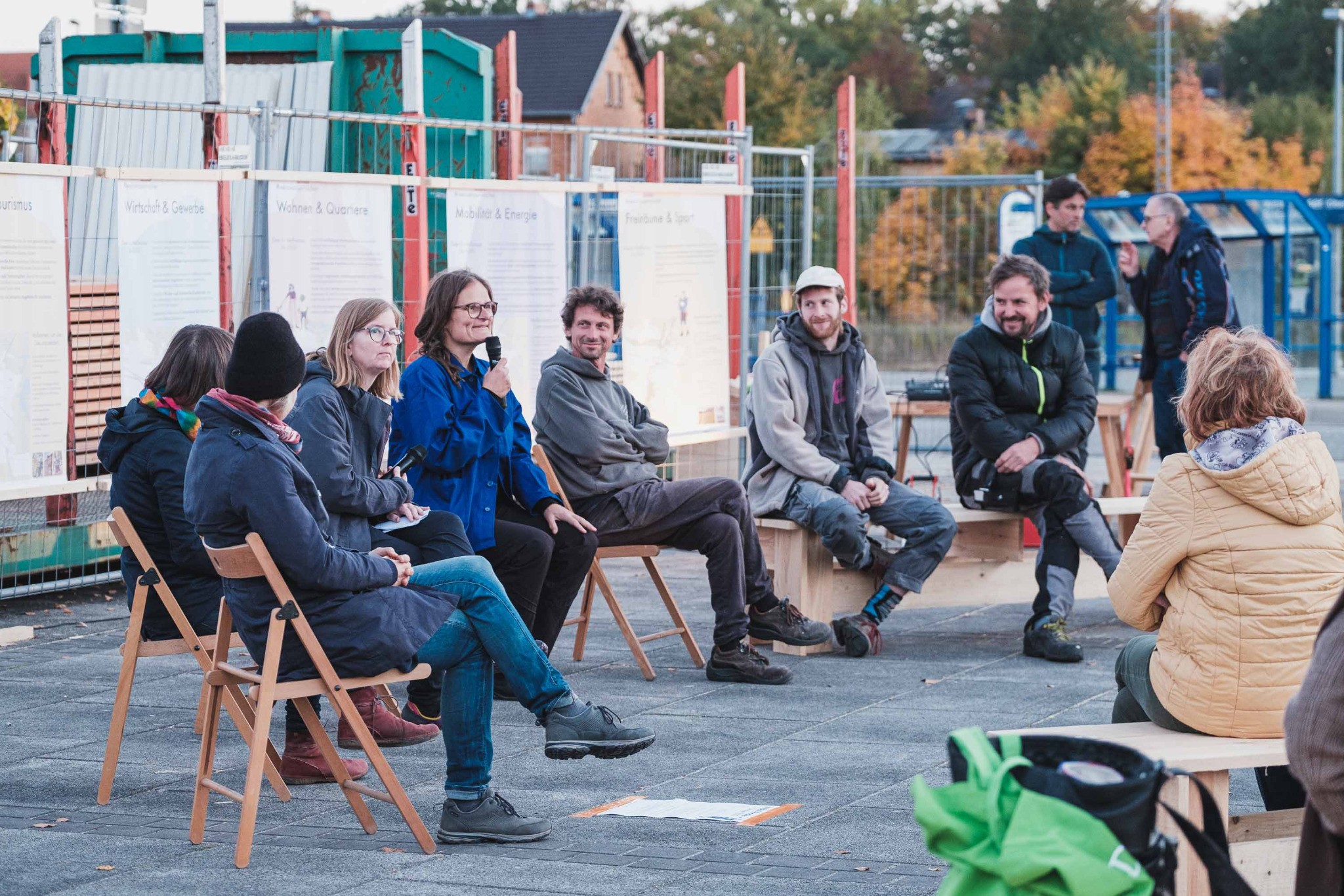 Öffentlicher Dialog auf dem Bahnhofsvorplatz · Foto: © Tine Jurtz